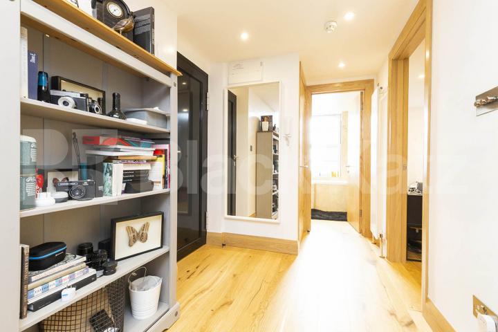 Newly refurbished 1 bedroom with large terrace located in Zone 1 Angel Chapel Market, Angel